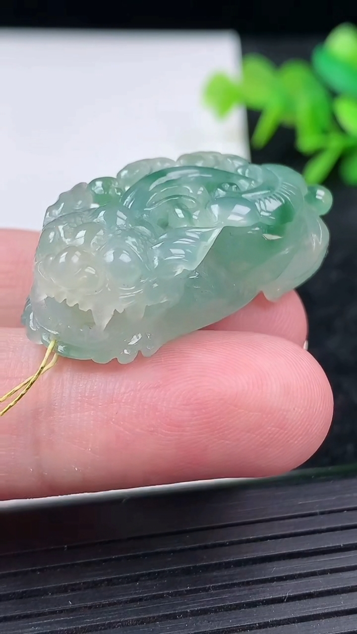 天然A货翡翠飘花貔貅吊坠尺寸35.5-16-12.7重量:15.55g
3月15日