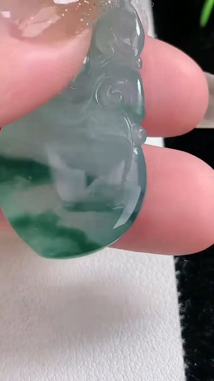 天然A货翡翠冰种飘花寿桃吊坠，尺寸42-21-9，重量:12.79g
3月15日