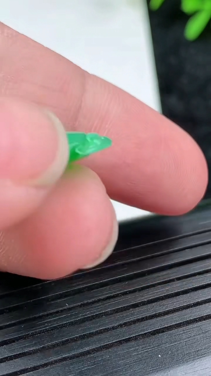 天然A货翡翠如意吊坠尺寸26.6-16.7-4.7重量:3.95g
3月15日