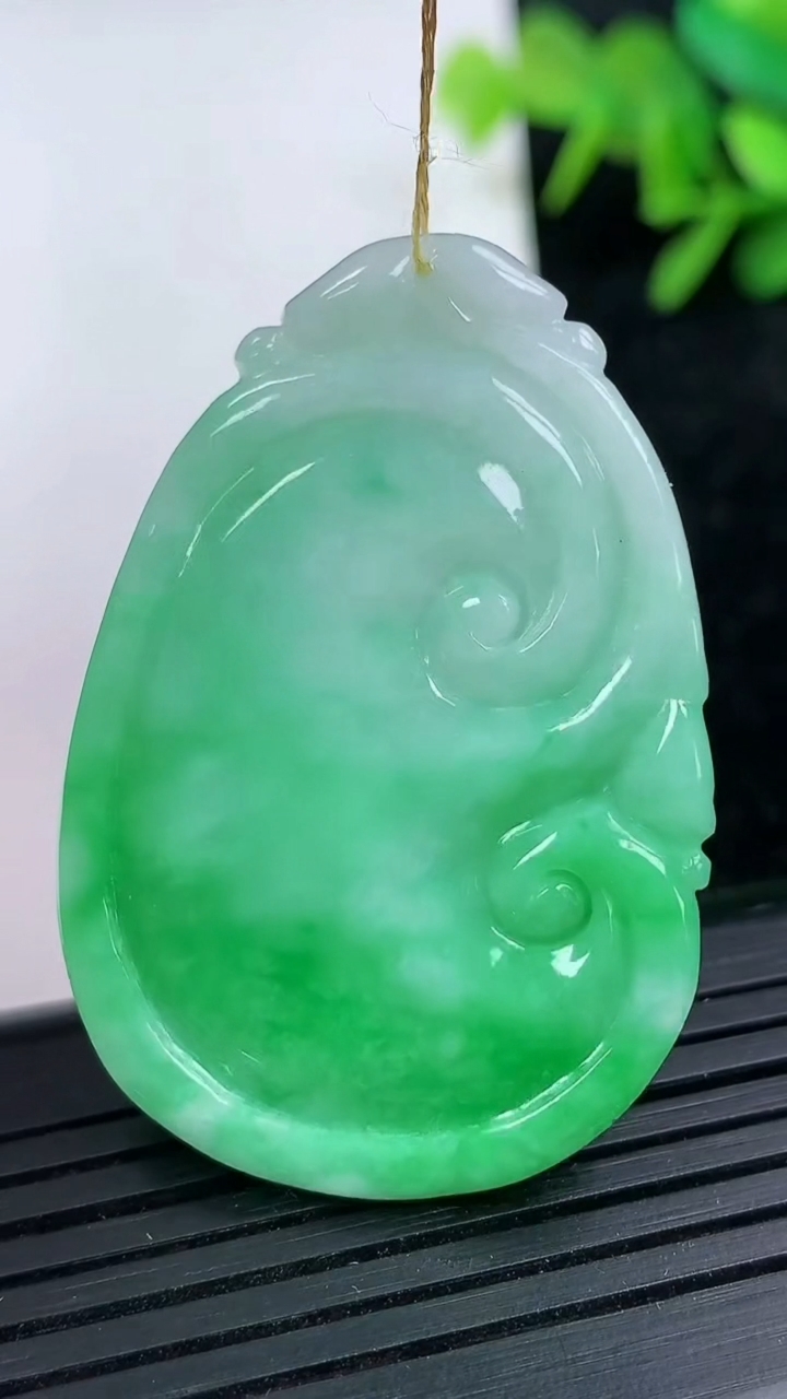 天然A货翡翠如意吊坠尺寸44.7-29.6-6.1重量:16.88g
3月15日