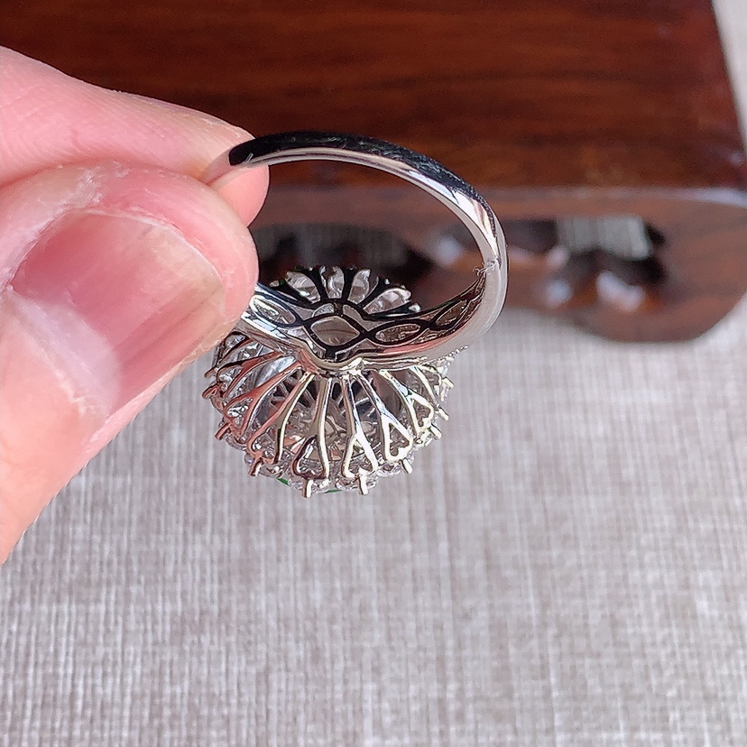 天然A货翡翠18K金伴钻镶嵌阳绿蛋面戒指 圈口17.5裸石
尺寸12.3-10.2mm 重量5.35g 0313