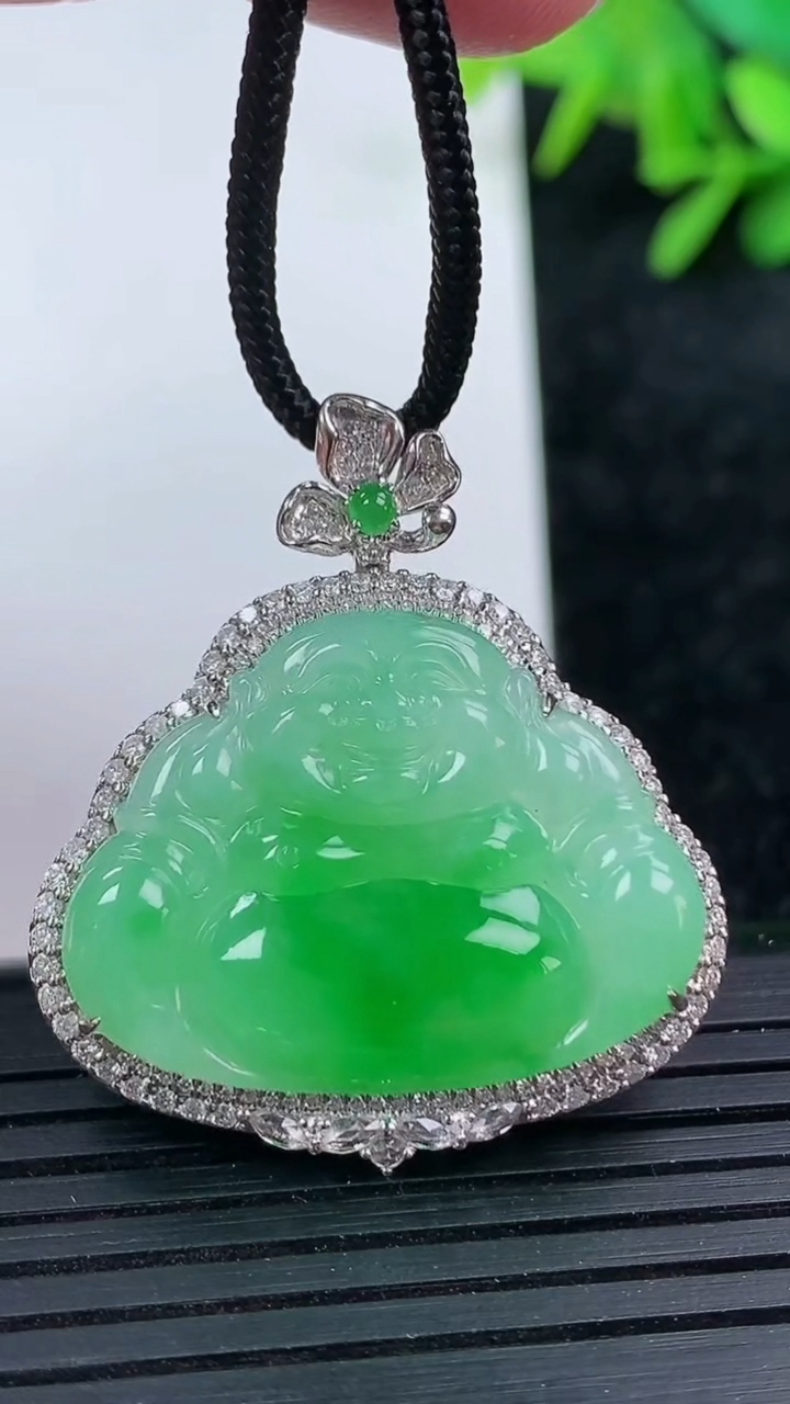 天然A货翡翠佛公吊坠尺寸33.6-31-9裸石21-27.6重量:7.87g
3月15日