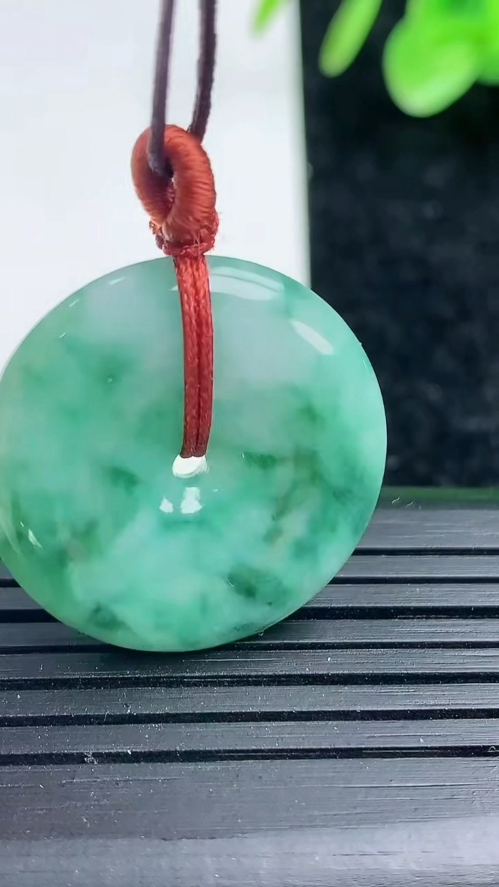 天然A货翡翠飘花平安扣吊坠尺寸25.1-5.4重量:8.05g
3月15日