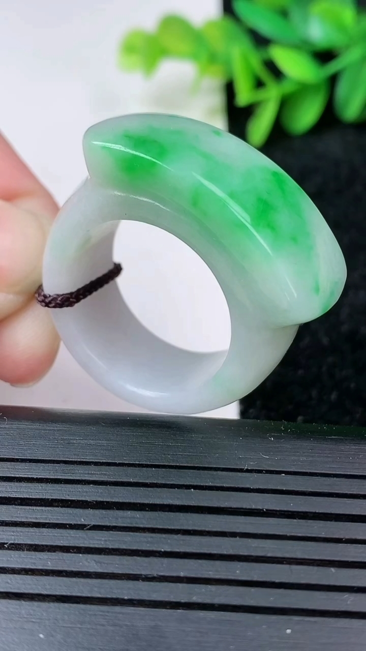 天然A货翡翠马鞍扳指戒指尺寸21.5-32.9-14.8-12.9重量:22.52g2026年3月1