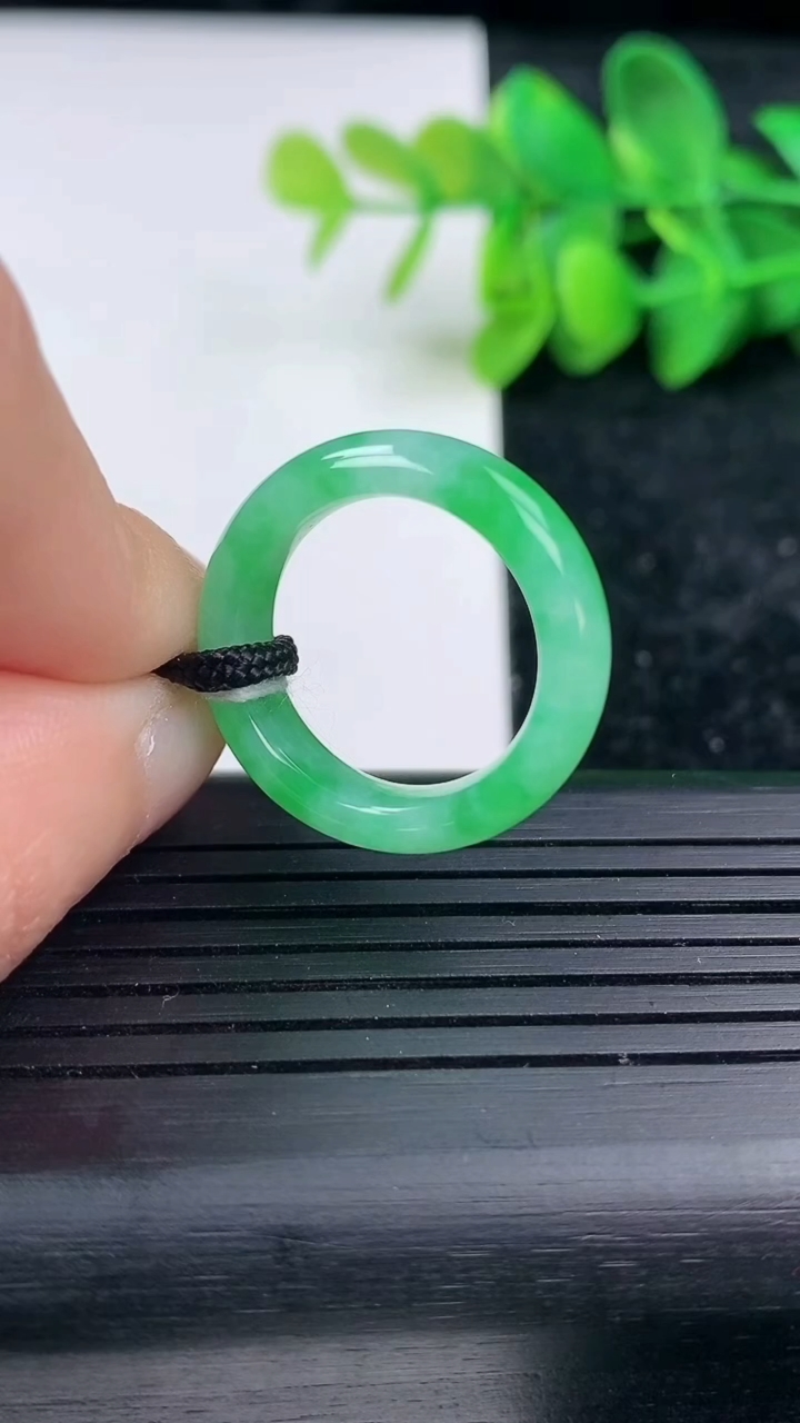 天然A货翡翠指环戒指尺寸16.9-5.4-3.4重量:4.01g2026年3月15日
工厂直销收藏佳