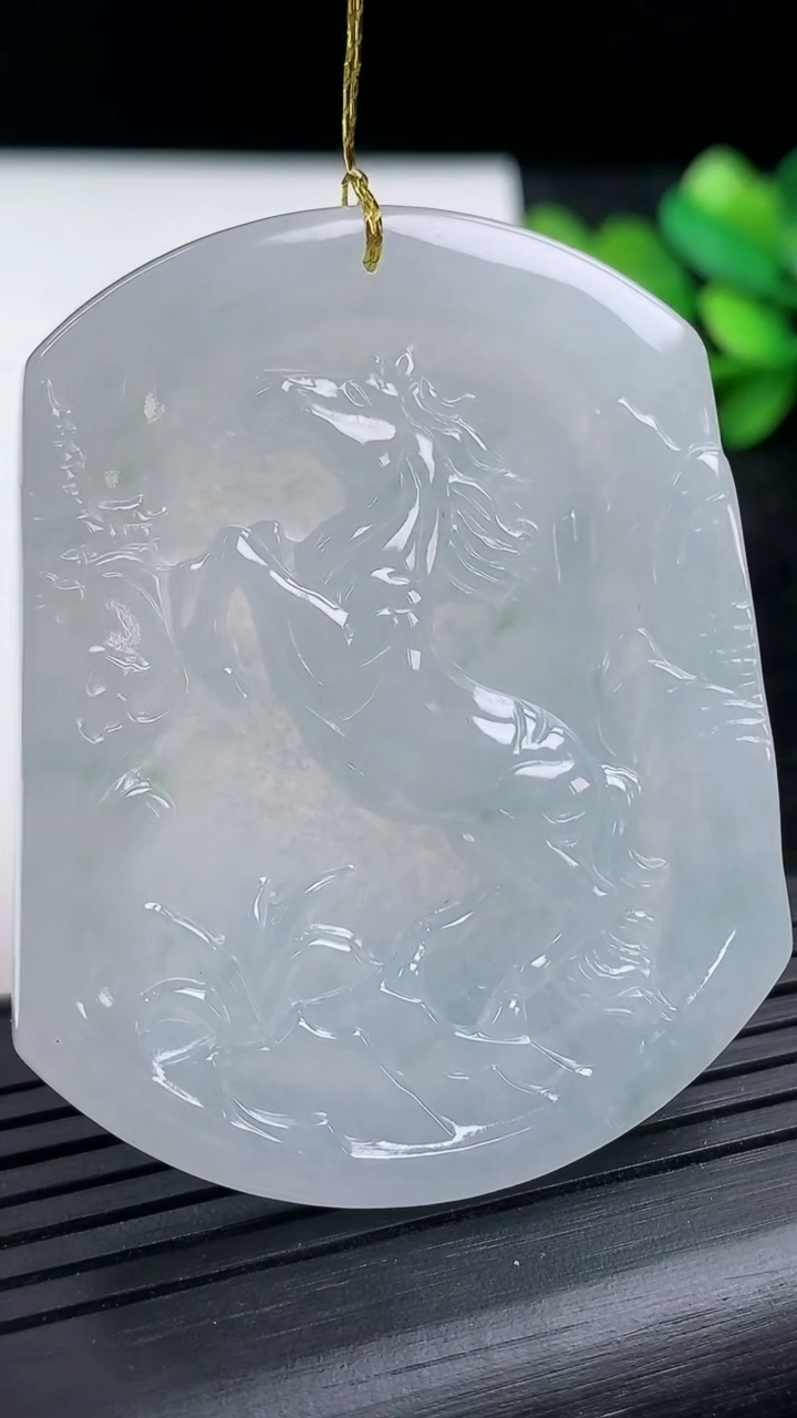 天然A货翡翠飘花生肖马吊坠尺寸53.5-43.2-4.2重量:26.18g
3月15日