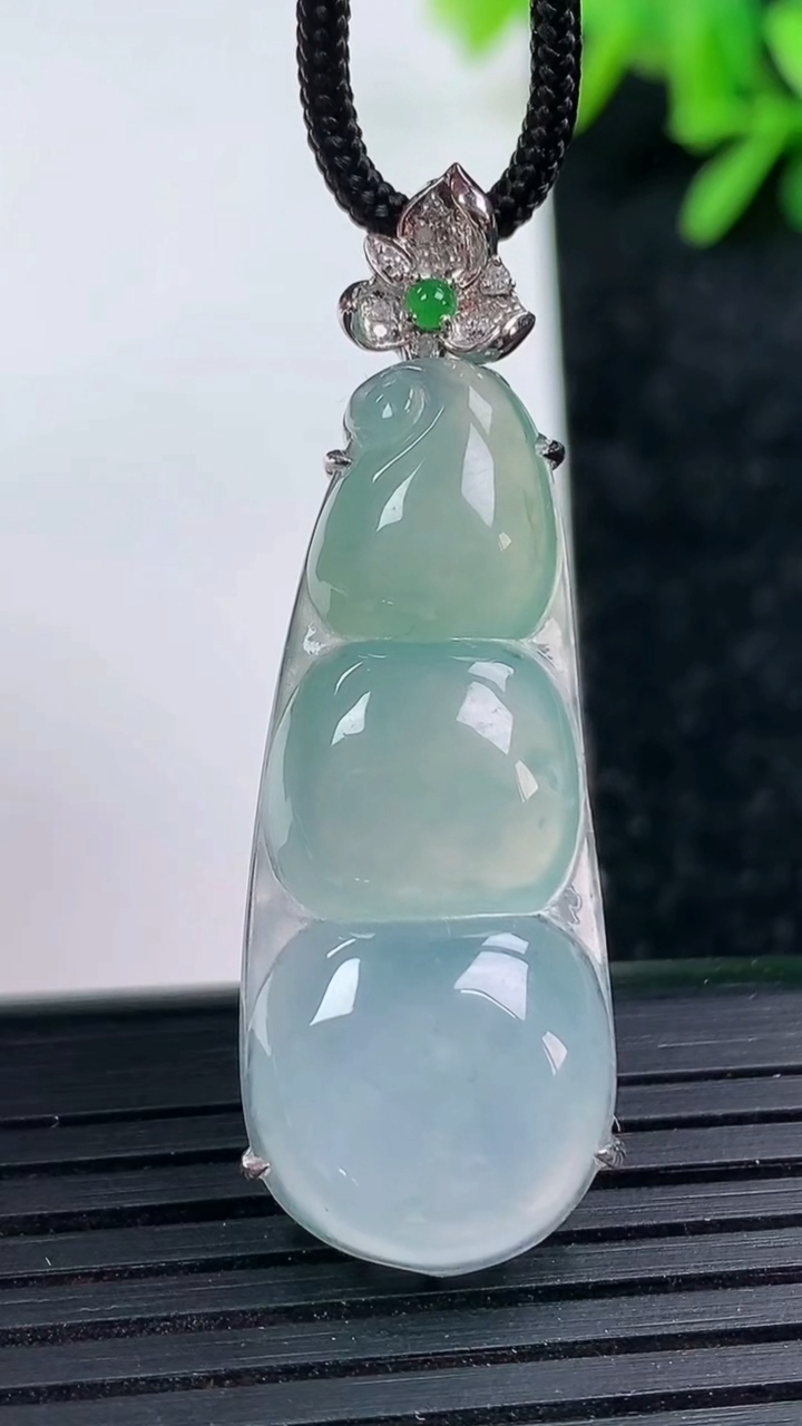 天然A货翡翠福豆吊坠尺寸43-14.5-8.1重量:6.20g
3月15日