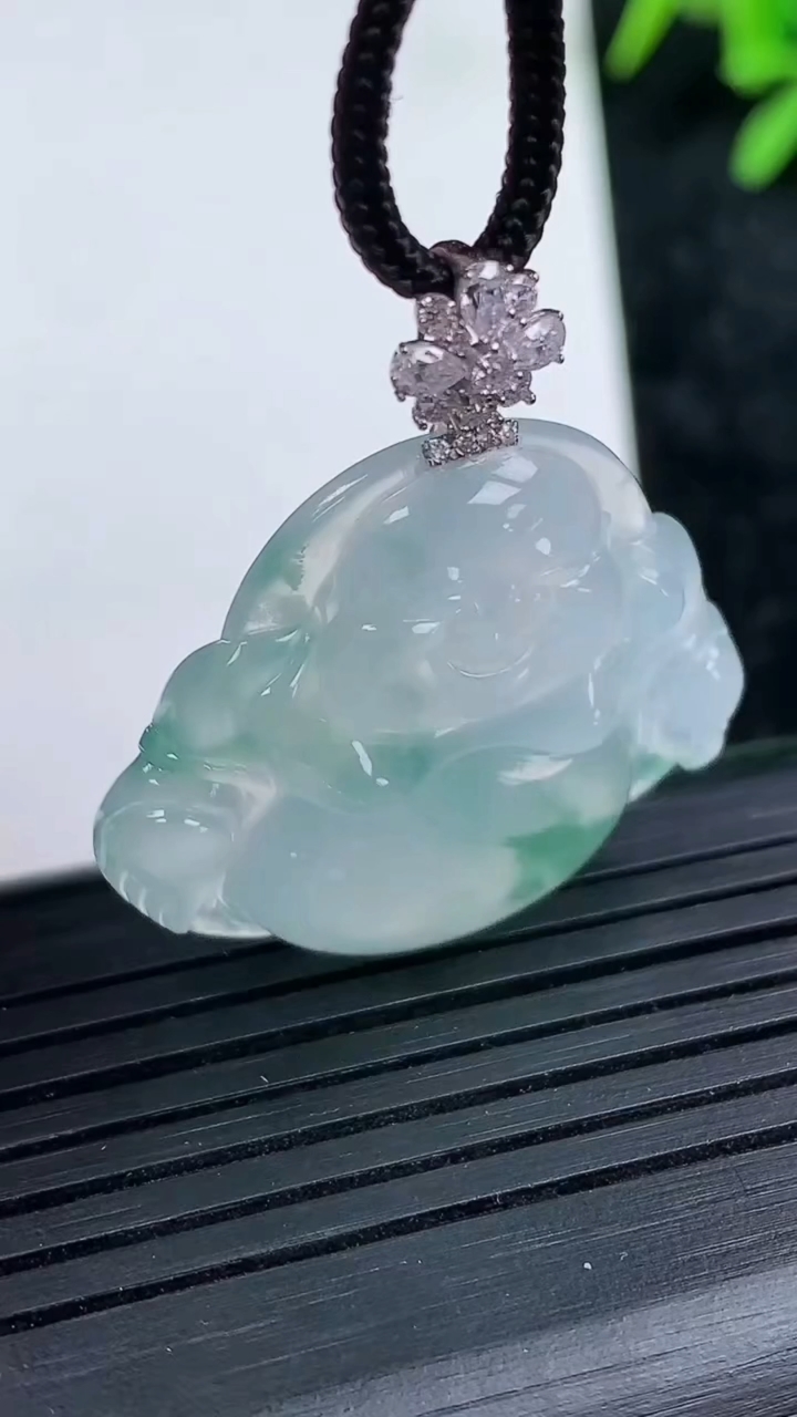 天然A货翡翠种飘花佛公吊坠尺寸26.3-29.7-6重量:7.78g
3月15日