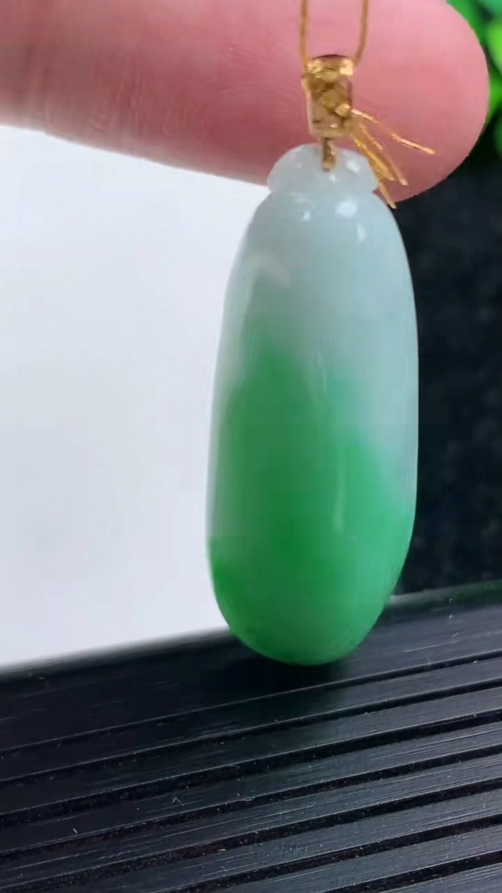 天然A货翡翠福瓜吊坠尺寸41.2-14.1-8.8重量:9.42g
3月15日