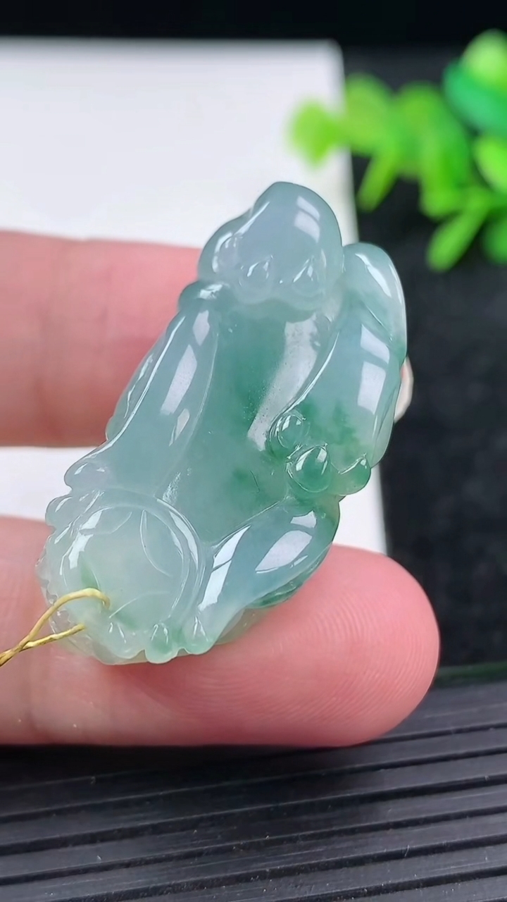 天然A货翡翠飘花貔貅吊坠尺寸35.5-16-12.7重量:15.55g
3月15日