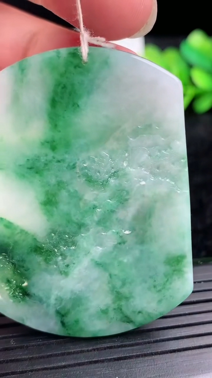 天然A货翡翠山水牌吊坠尺寸53.3-39.8-5.4重量:31.83g
3月15日