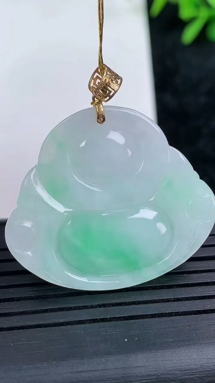 天然A货翡翠佛公吊坠尺寸28.1-33.4-6.1重量:9.02g
3月15日