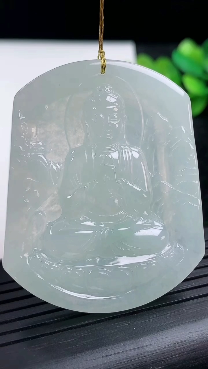 天然A货翡翠大日如来吊坠尺寸52.2-42.5-4.6重量:26.78g
3月15日