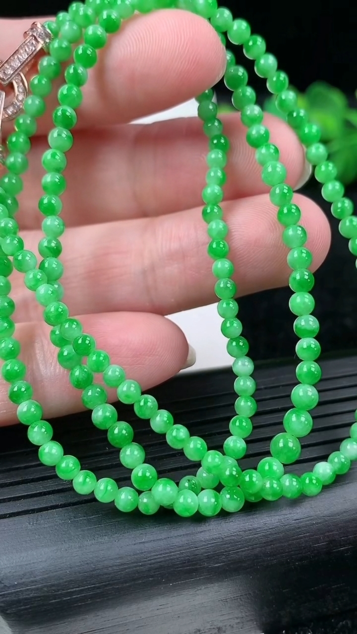 天然A货翡翠小米珠项链尺寸2.7-176颗重量:12.40g3月15日
工厂直销收藏佳品,种好水足，色泽均匀，有种有色，上手高大气！