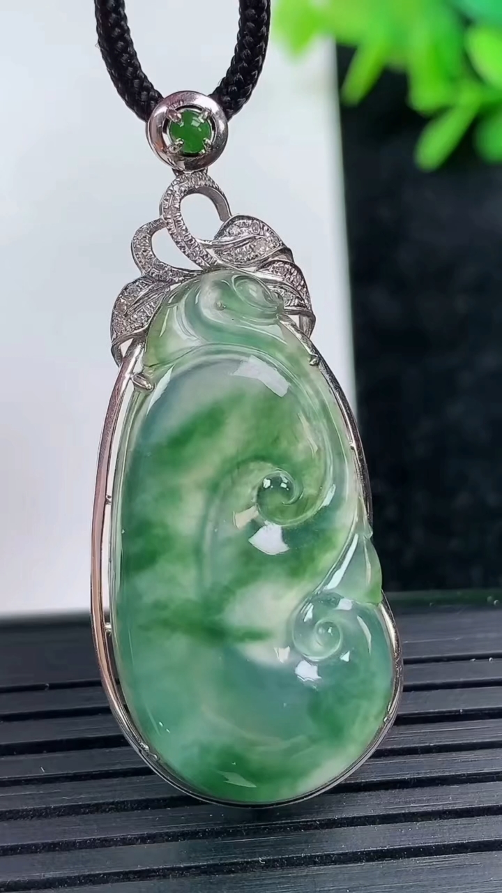 天然A货翡翠种飘花如意吊坠尺寸45.8-19-6.8重量:5.31g
3月15日