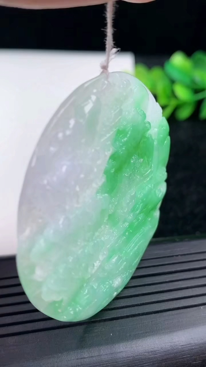 天然A货翡翠山水牌吊坠尺寸51.2-4.6重量:24.69g
3月15日