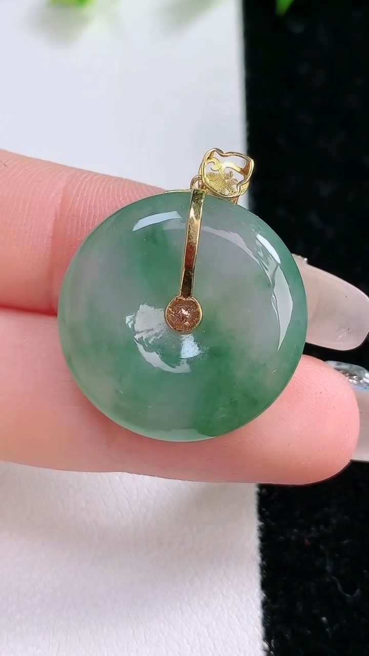 天然A货翡翠平安扣吊坠，尺寸23.3-5.3，重:5.45g
3月15日