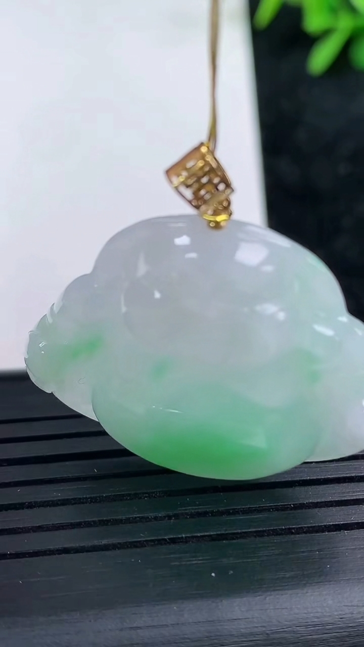 天然A货翡翠佛公吊坠尺寸28.1-33.4-6.1重量:9.02g
3月15日