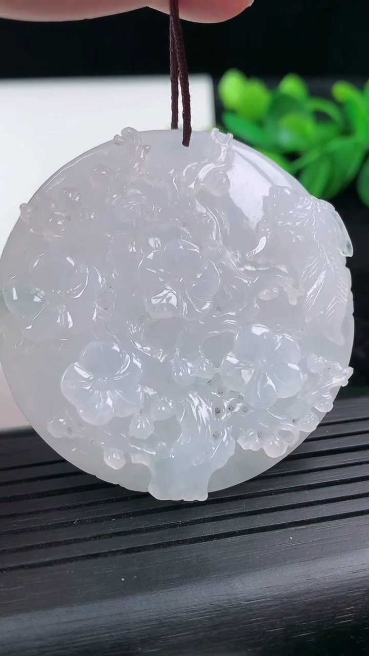 天然A货翡翠鸟语花香吊坠尺寸49.8-9重量:44.60g
3月15日