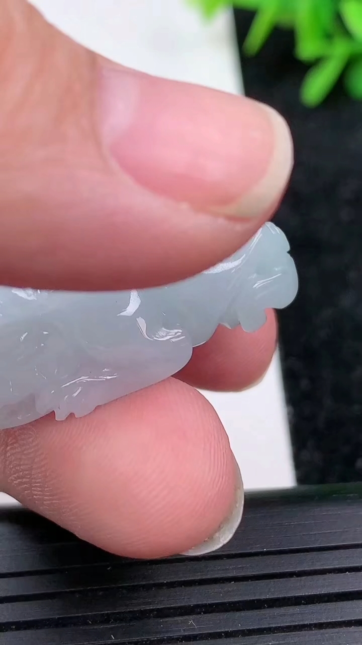 天然A货翡翠貔貅吊坠尺寸24.3-16.5-14重量:18.25g
3月15日