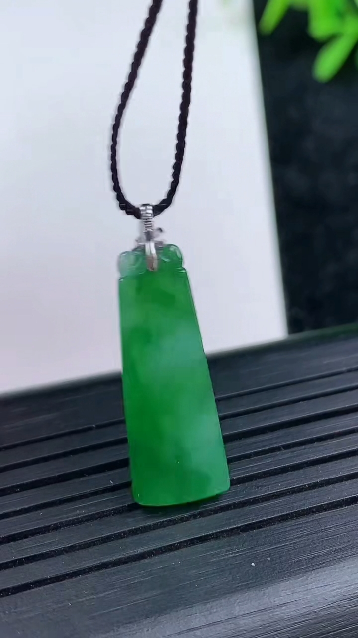 天然A货翡翠无事牌吊坠尺寸23.5-17-2.4重量:1.71g
3月15日