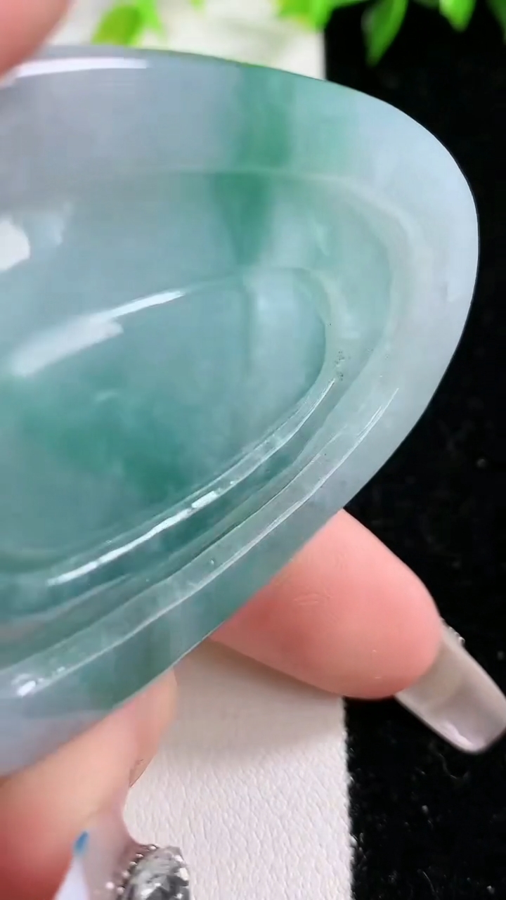 天然A货翡翠龙牌吊坠，尺寸61.6-44.4-16.1，重:65.14g
3月15日