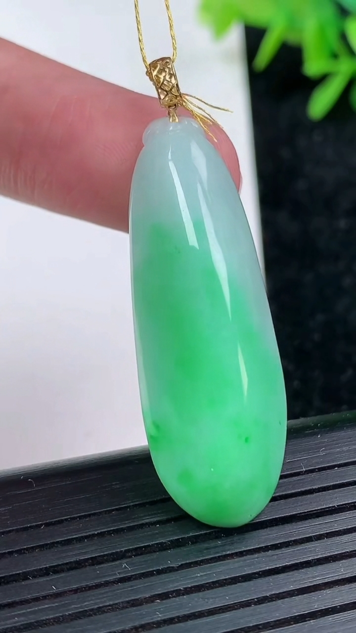 天然A货翡翠福瓜吊坠尺寸41.2-14.1-8.8重量:9.42g
3月15日