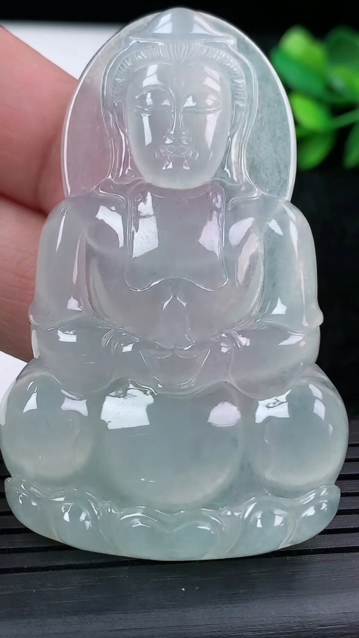 天然A货翡翠种白冰观音菩萨吊坠尺寸64.4-40.1-5.7重量:27.19g
3月15日