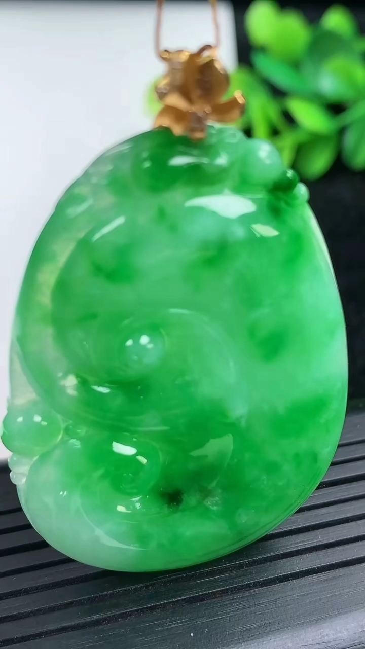 天然A货翡翠如意吊坠尺寸48.7-33.9-4.8重量:16.95g
3月15日