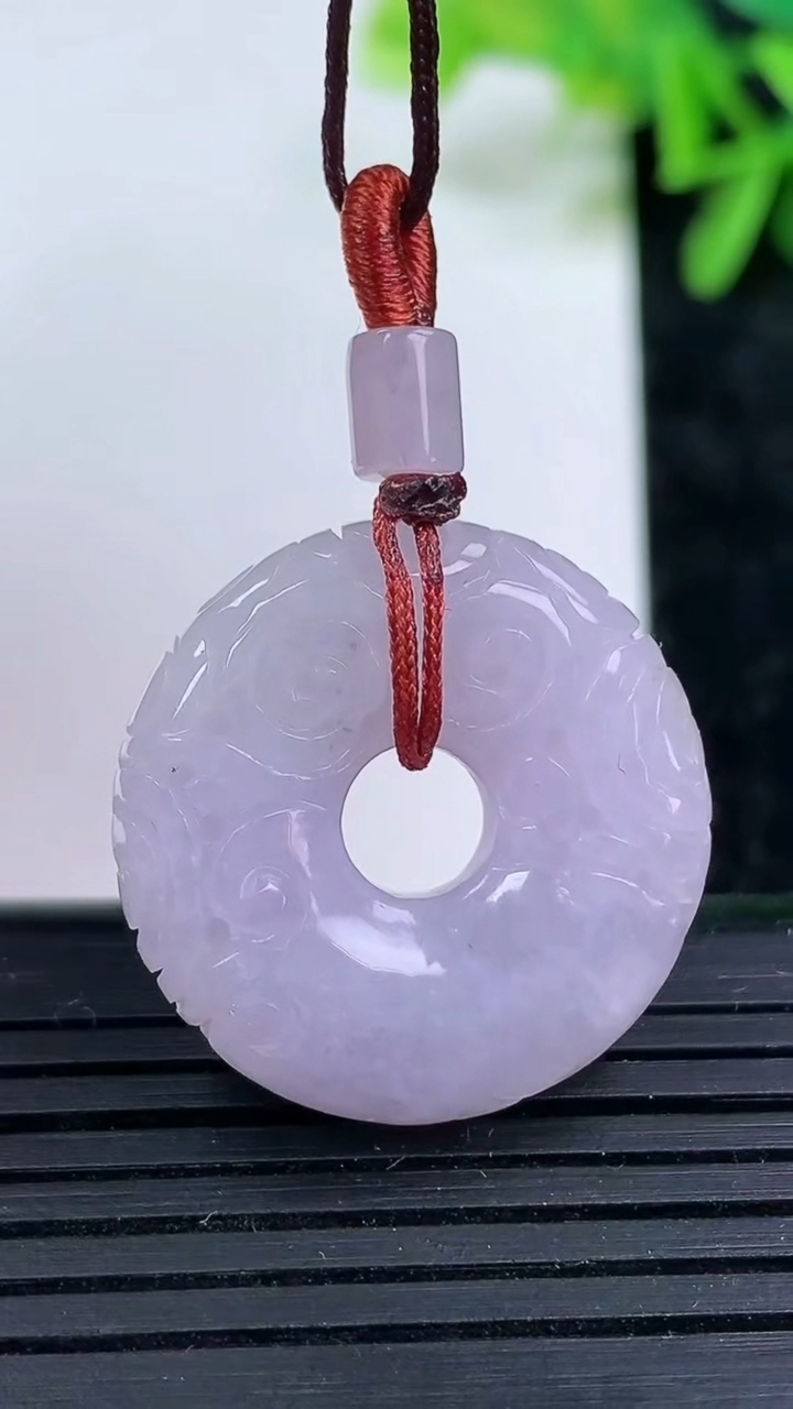 天然A货翡翠紫罗兰雕花平安扣吊坠尺寸24.6-6.2重量:7.97g
3月15日