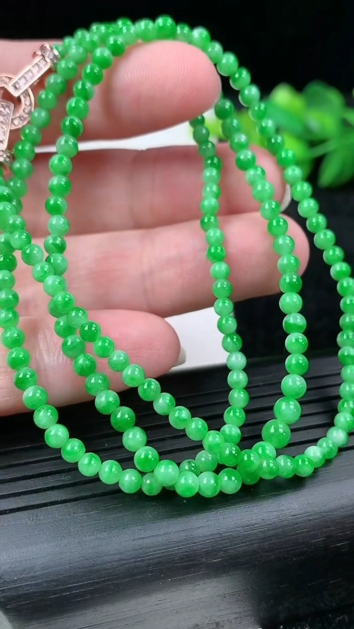 天然A货翡翠小米珠项链尺寸2.7-176颗重量:12.40g3月15日
工厂直销收藏佳品,种好水足，色泽均匀，有种有色，上手高大气！