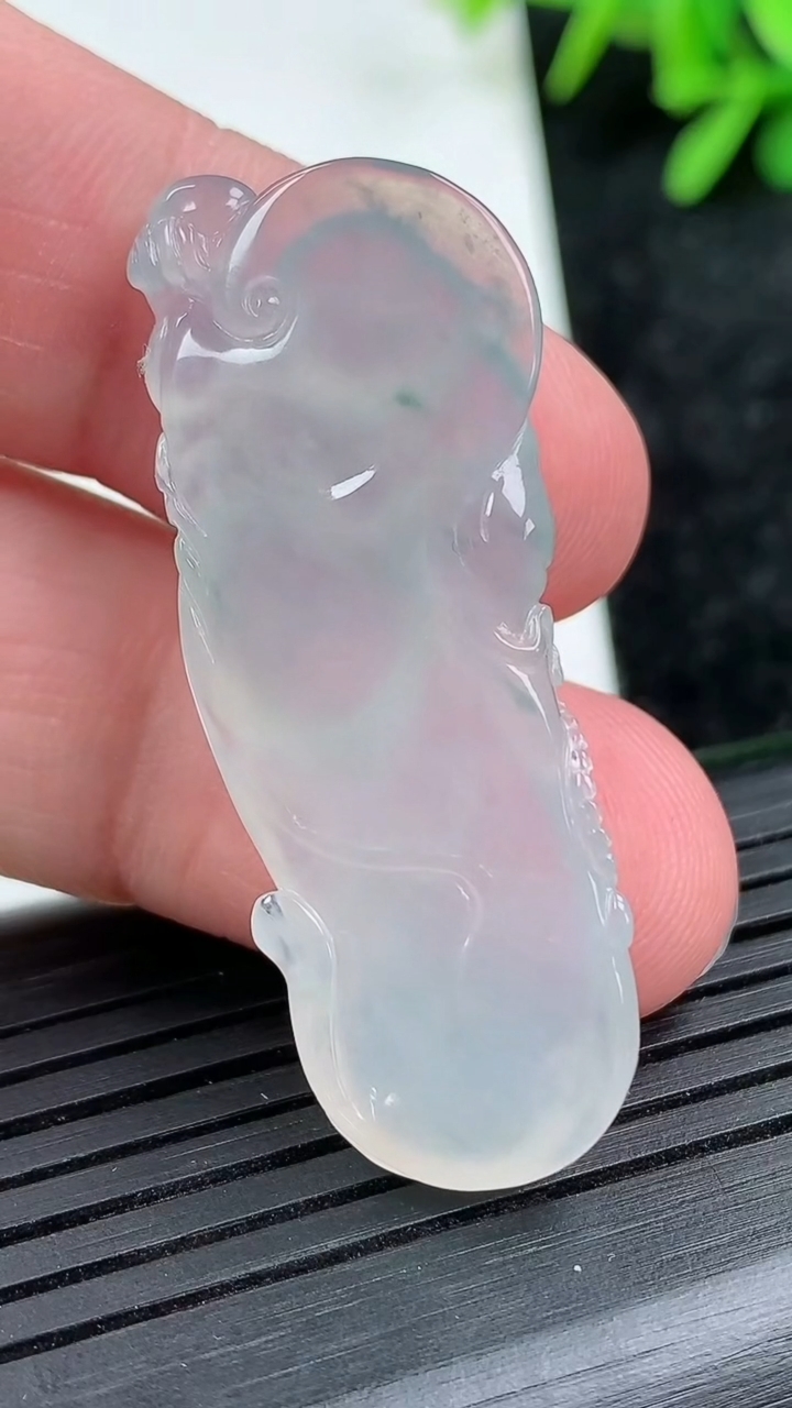 天然A货翡翠冰种飘花布袋佛吊坠尺寸42.3-15.4-6.2重量:8.86g
3月15日