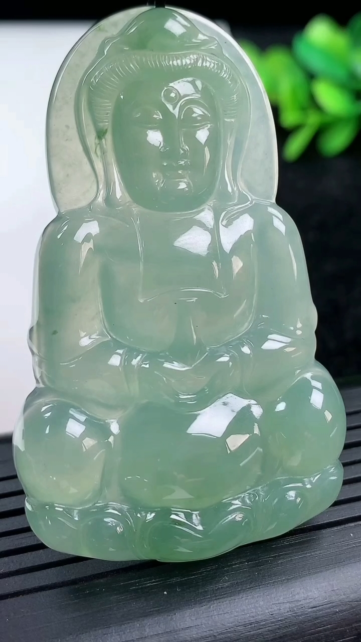 天然A货翡翠观音菩萨吊坠尺寸58.8-36.4-5.2重量:20.70g
3月15日