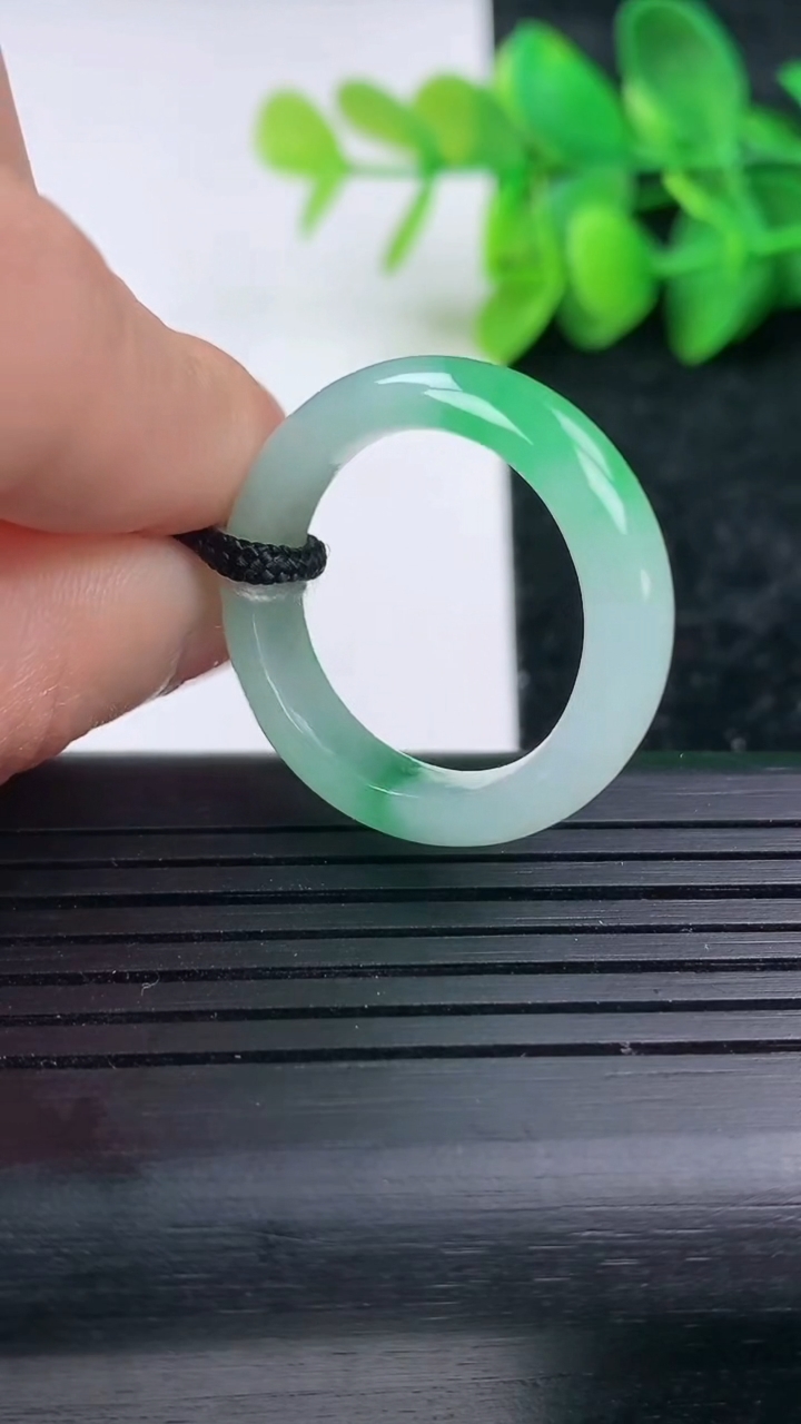 天然A货翡翠指环戒指尺寸19.6-5.6-3.6重量:4.83g2026年3月15日
工厂直销收藏佳品,种好水足，色泽均匀，有种有色，上手高大气！