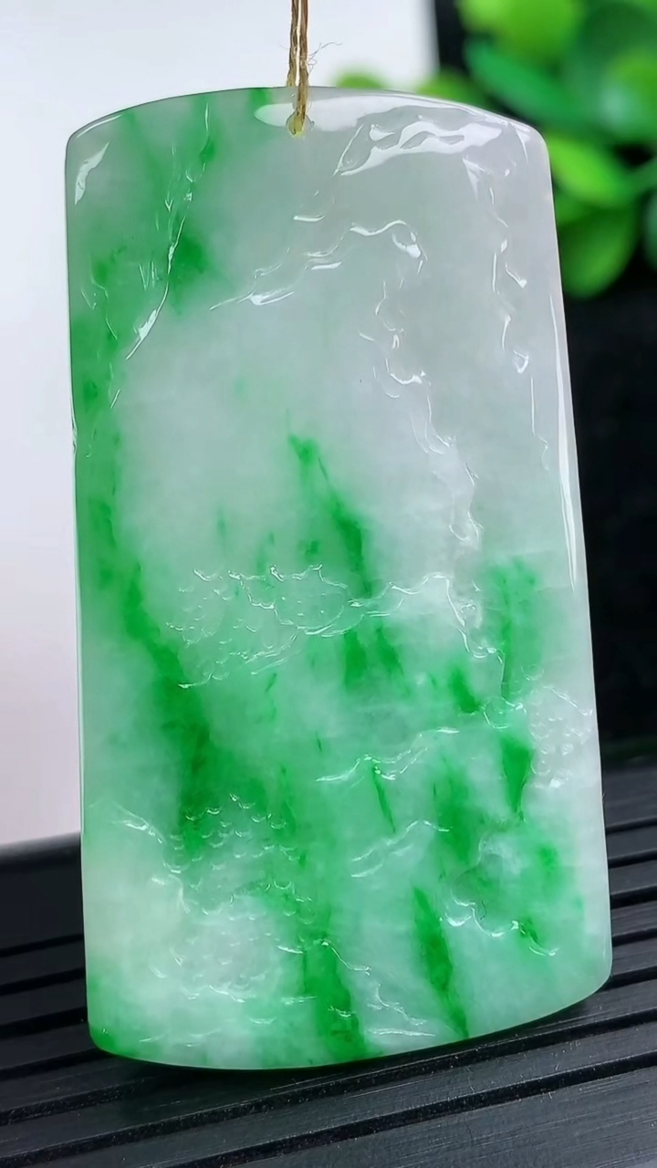 天然A货翡翠山水牌吊坠尺寸51.6-29.1-3.9重量:16.53g
3月15日