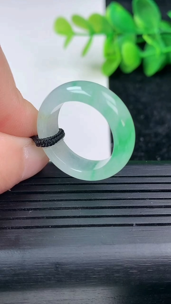 天然A货翡翠指环戒指尺寸17.8-6.7-3.6重量:5.47g2026年3月15日
工厂直销收藏佳