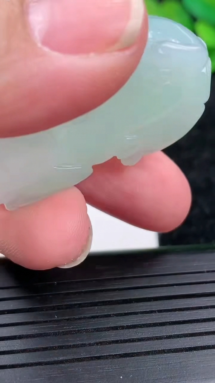 天然A货翡翠霸王貔貅吊坠尺寸41.9-23.5-12.2重量:27.21g
3月15日