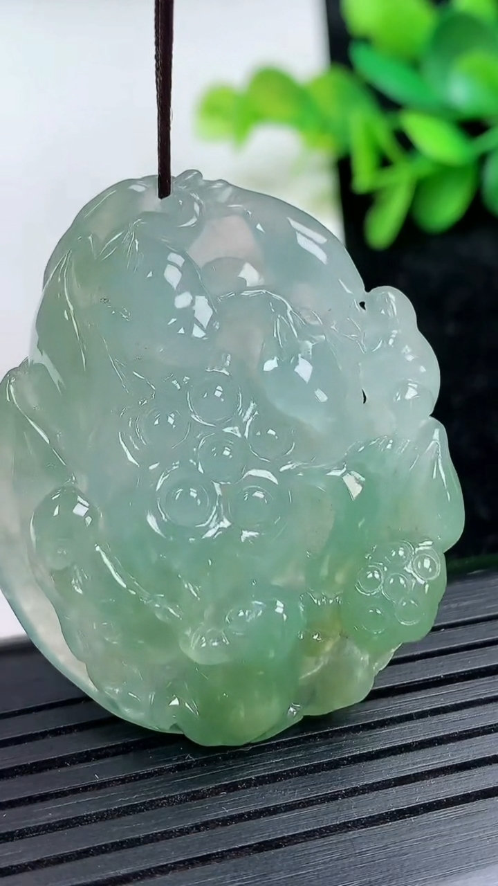 天然A货翡翠呱呱来财 和和美美吊坠尺寸43.8-36.4-7.1重量:23.07g
3月15日