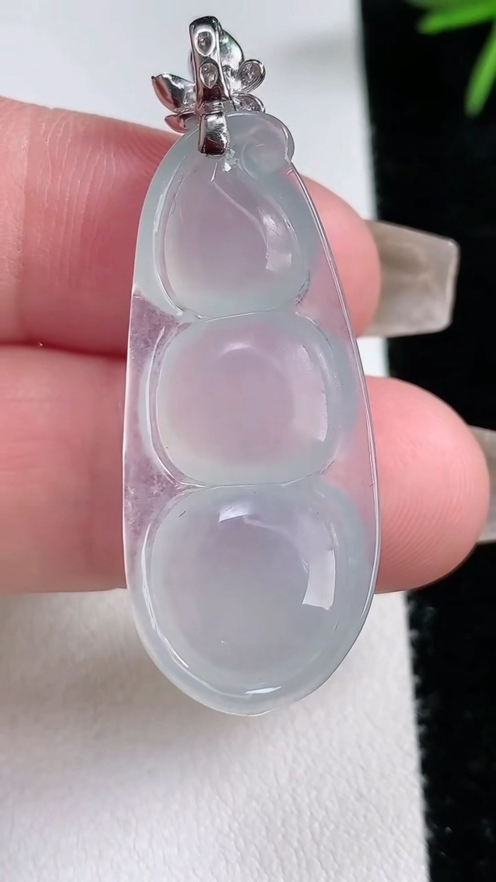天然A货翡翠种白冰福豆吊坠，尺寸35-16-5.8，重量:6.60g
3月15日