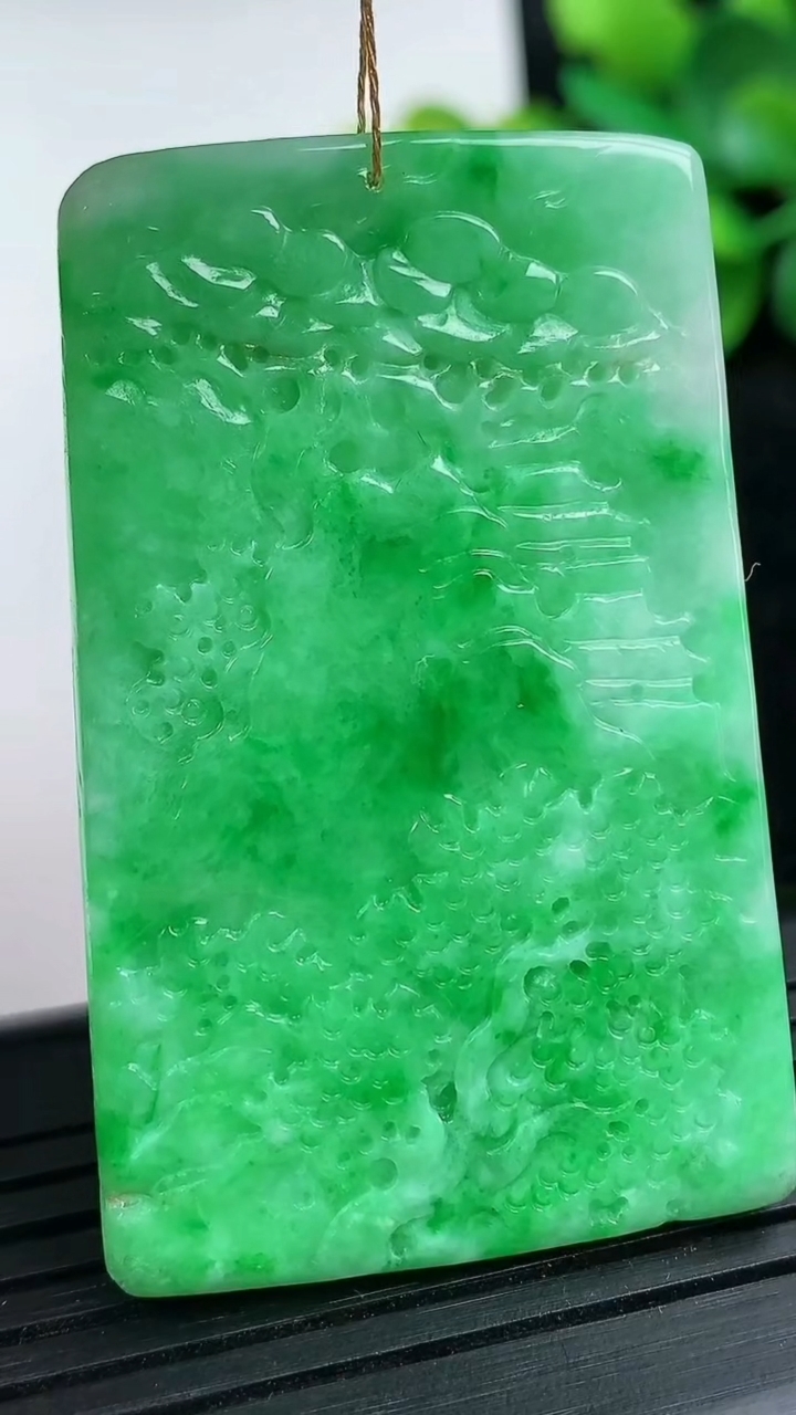 天然A货翡翠山水牌吊坠尺寸51.1-32.5-4.4重量:20.17g
3月15日