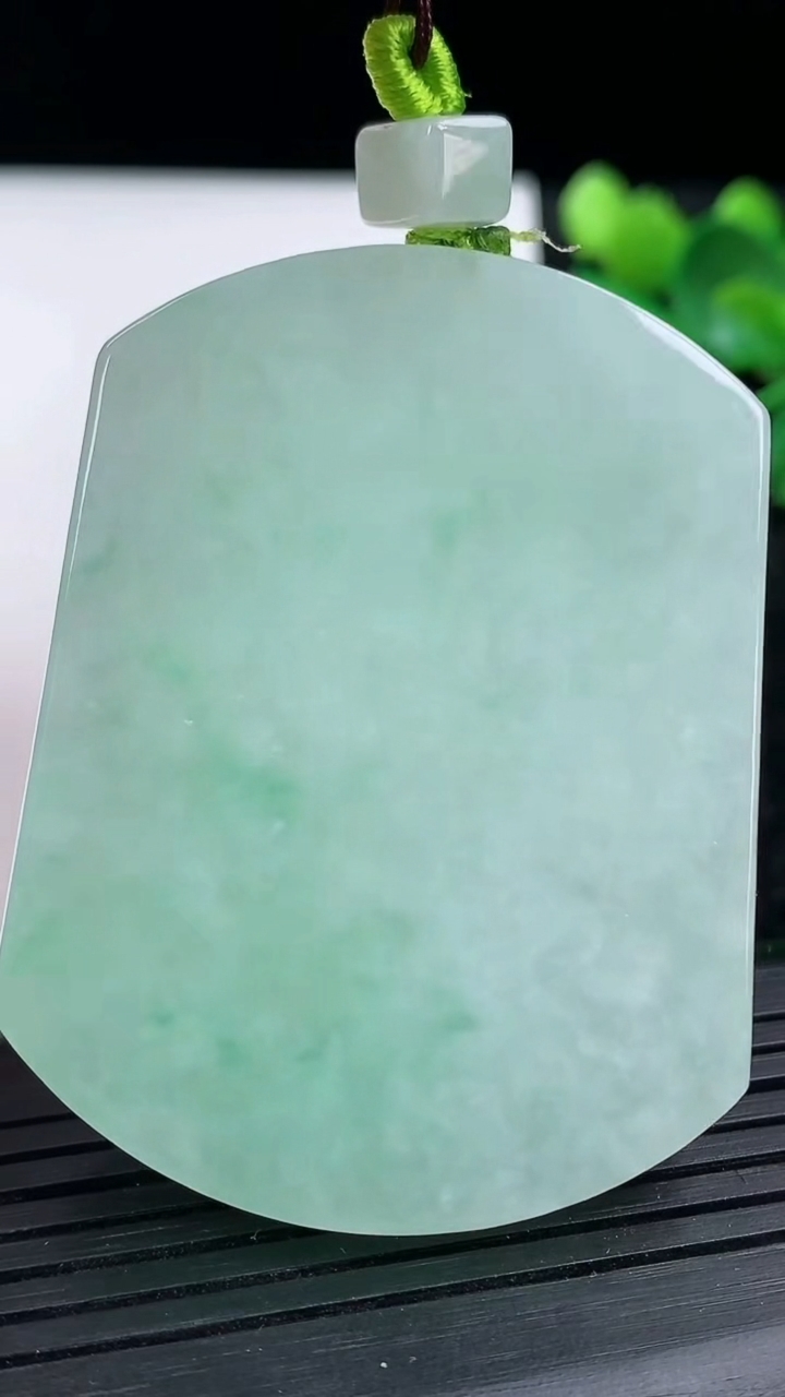 天然A货翡翠无事牌吊坠尺寸53.9-41-5.4重量:37.66g
3月15日