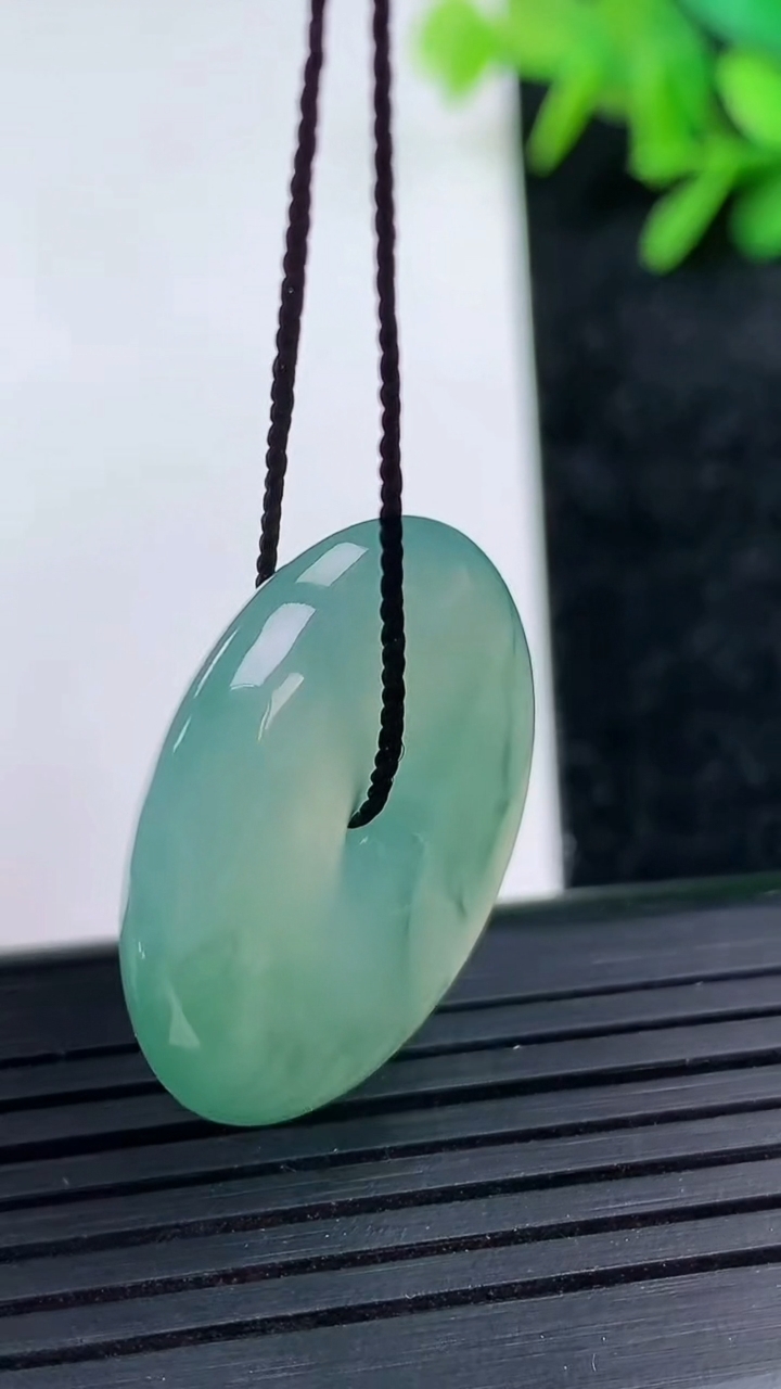 天然A货翡翠冰种飘花平安扣吊坠尺寸26.2-5.2重量:7.98g
3月15日