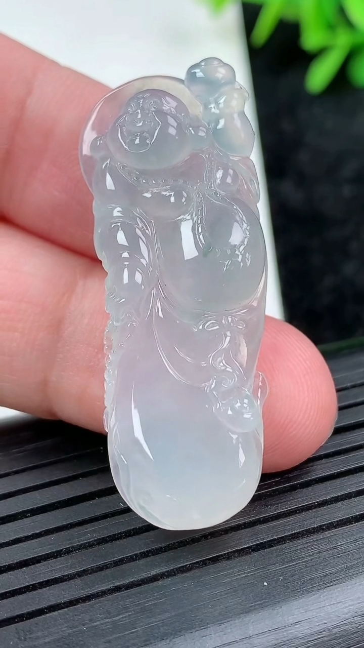 天然A货翡翠冰种飘花布袋佛吊坠尺寸42.3-15.4-6.2重量:8.86g
3月15日