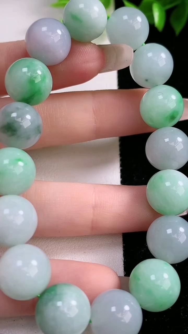 天然A货翡翠圆珠手串，尺寸12.2，重:52.40g3月15日
工厂直销收藏佳品,种好水足，色泽均匀