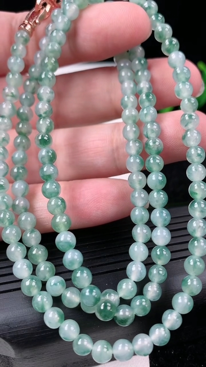 天然A货翡翠种飘花圆珠项链尺寸4.9-138颗重量:29.46g3月15日
工厂直销收藏佳品,种好水