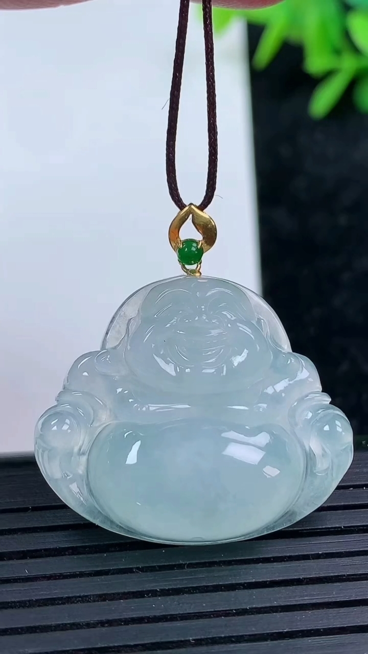 天然A货翡翠种白冰佛公吊坠尺寸24.7-29.4-5.9重量:6.94g
3月15日