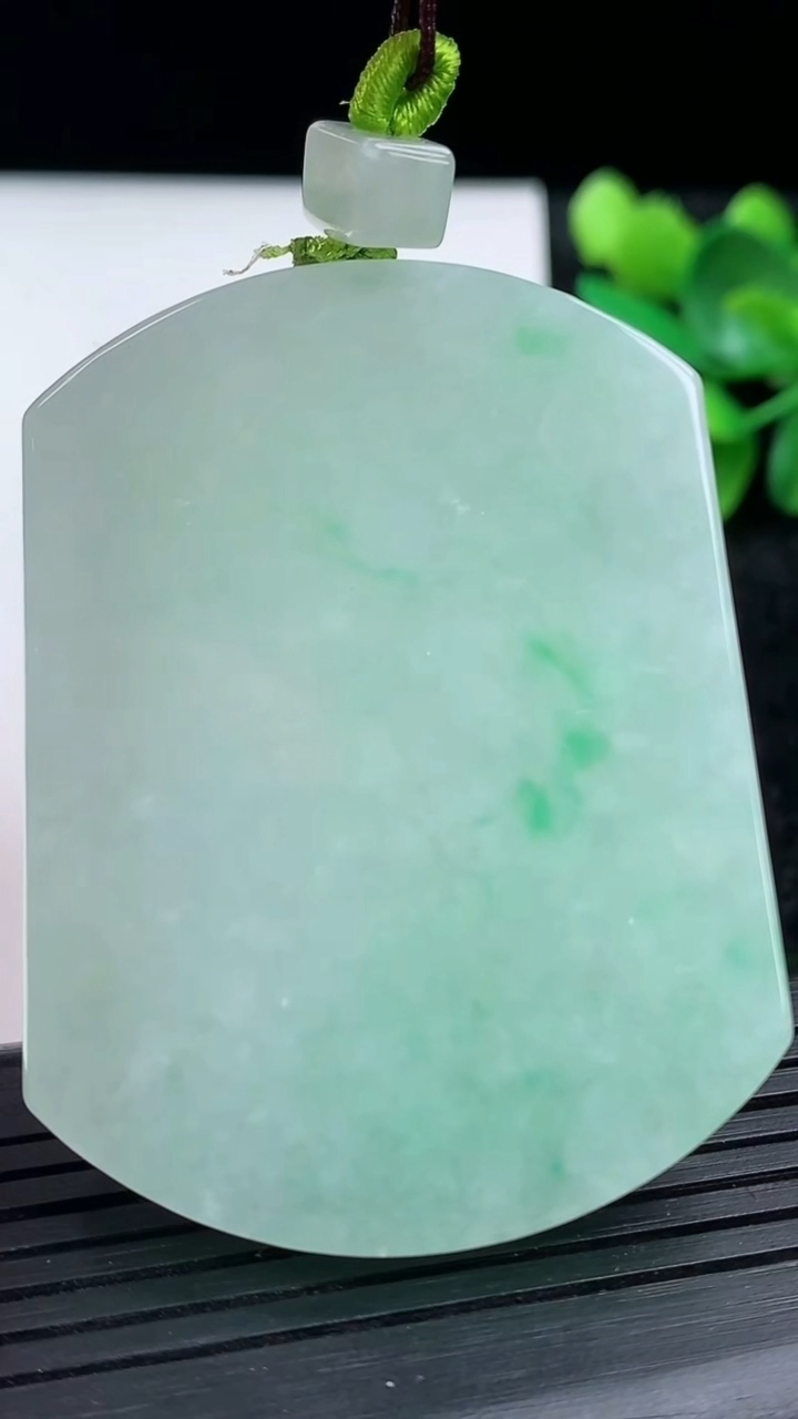 天然A货翡翠无事牌吊坠尺寸53.9-41-5.4重量:37.66g
3月15日