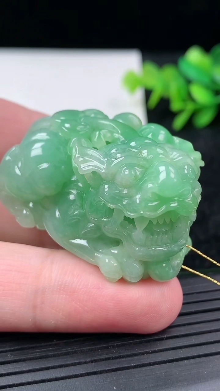 天然A货翡翠貔貅吊坠尺寸42.5-27-22.1重量:50.26g
3月15日