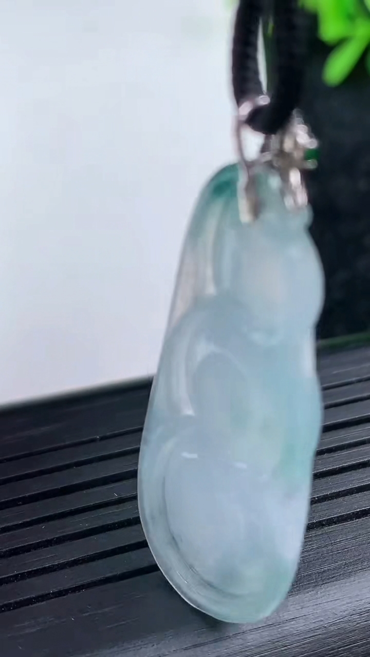 天然A货翡翠种飘花福豆吊坠尺寸40.1-16.1-5.5重量:6.47g
3月15日