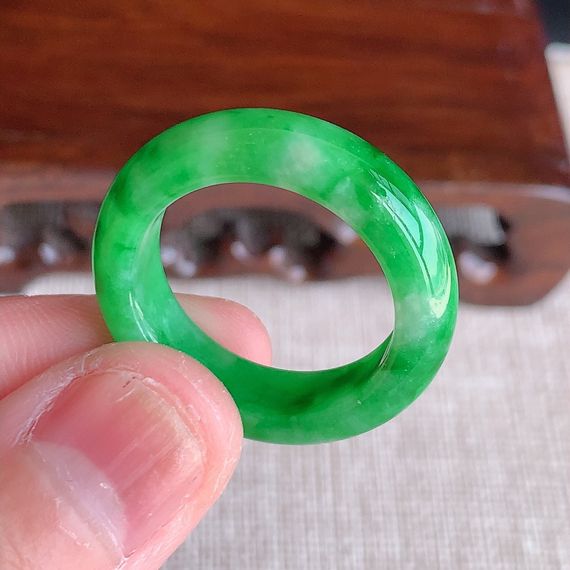 天然A货翡翠满绿素面戒指 
尺寸20-6.6-4mm 重量5.66g 0314